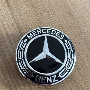 Centre Caps/Hubcaps Black / Chrome Mercedes Star - Gloss
Black Background Set 4